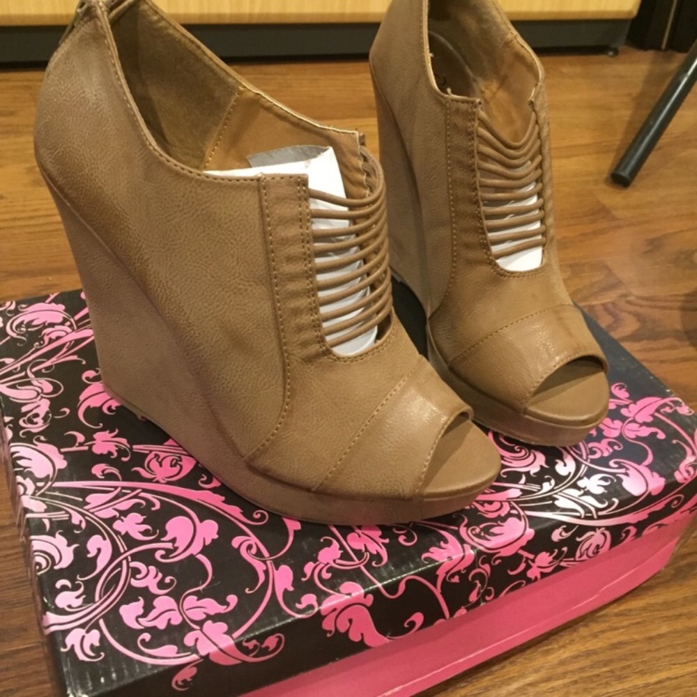 Chestnut open toed wedge heels